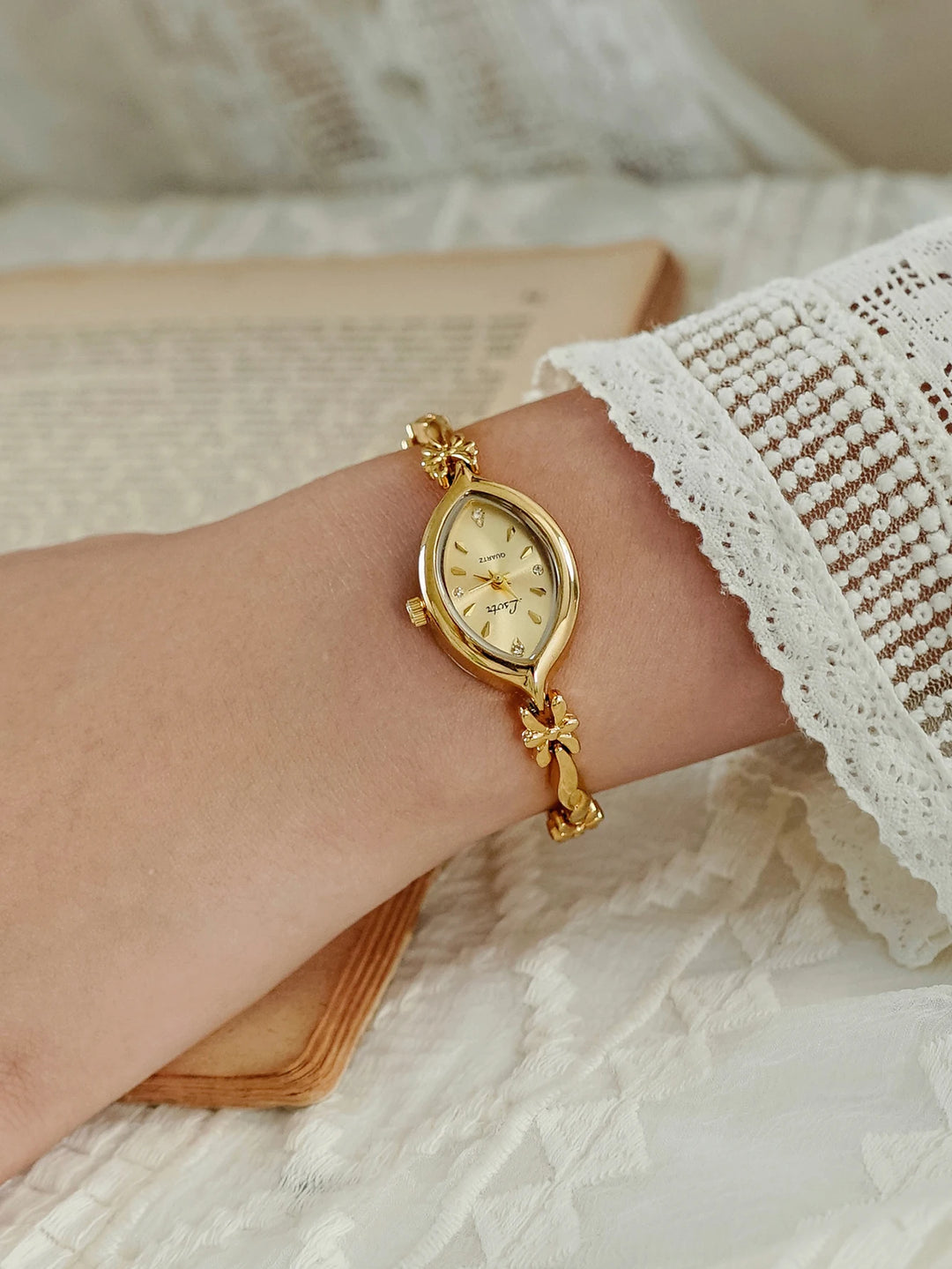 French Retro Women's Watch – Gold Small Dial, Elegant & Waterproof Bracelet